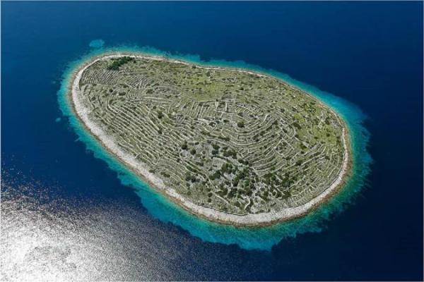 جزیره ای که مانند یک اثر انگشت غول پیکر ساخته شده است