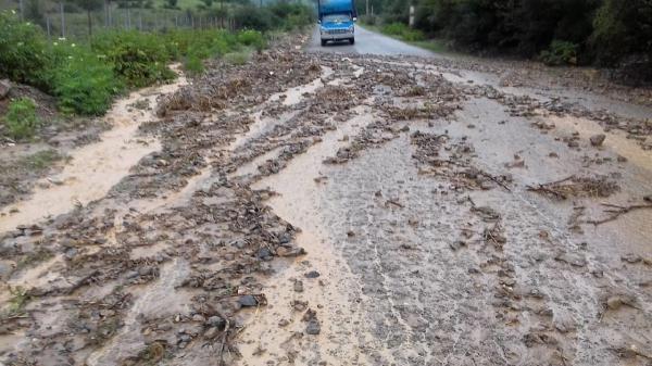 سیلاب راه ارتباطی 23 روستای خرم آباد را مسدود کرد